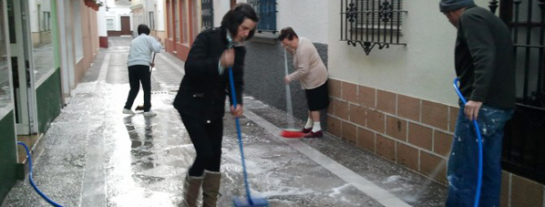 Vecinos de Castelar (Rota) deciden limpiar su calle. (Foto: Rota al Día)